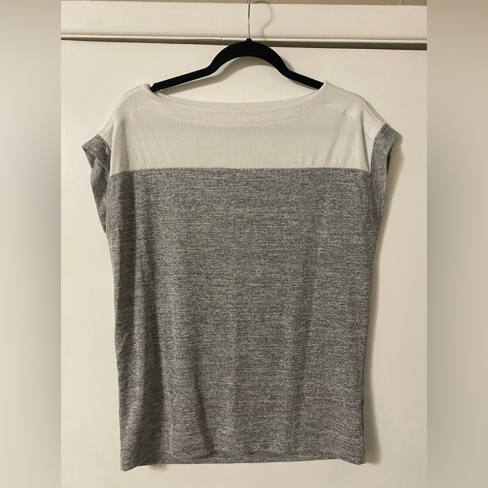 GAP Two-Tone White and Gray Short Sleeve Knit Top